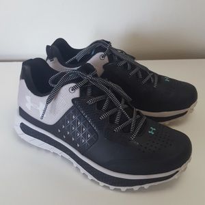 Like-new Under Armour Black sneakers! 7.5
